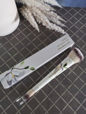 Hourglass Ambient Dual-Ended Face Brush – *Swan